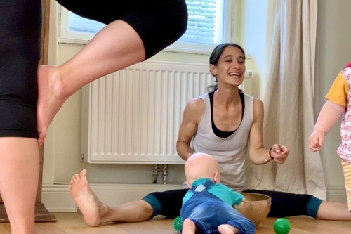 Claudia inmitten von Babys im Yogastudio