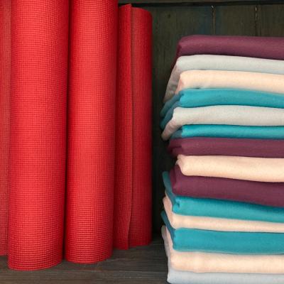 Rote Yogamatten und bunte Decken