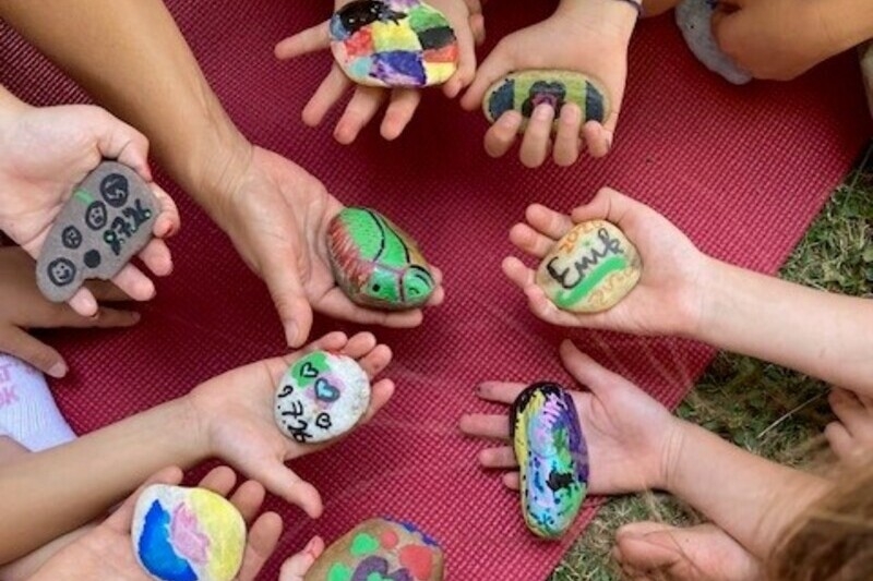 Bunte Tücher um eine Klangschale drapiert - Macht Freude und vermittelt Spaß