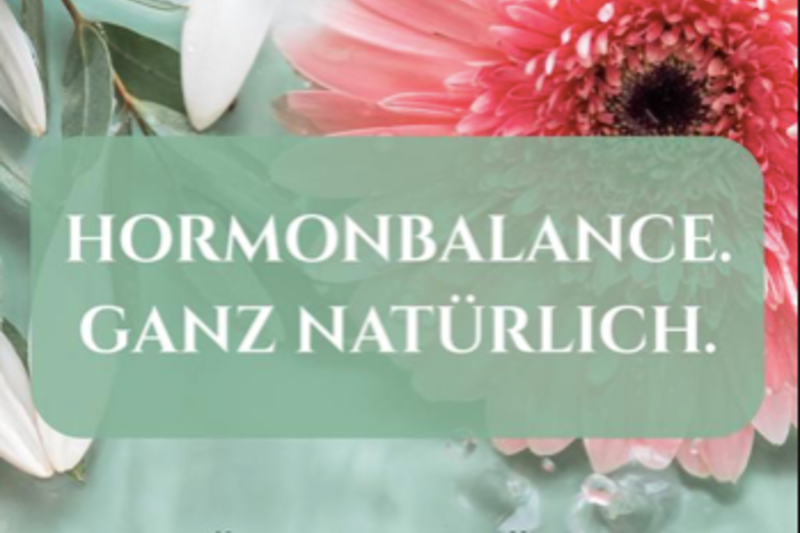 Ein Bild von einer rosa Blume mit leichtem Grün im Hintergrund, davor der Schriftzug: 